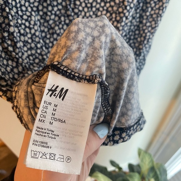 H&M Maternity Ditsy Floral Blue Top Size Medium Flutter Sleeves Stretchy Soft - Picture 4 of 5